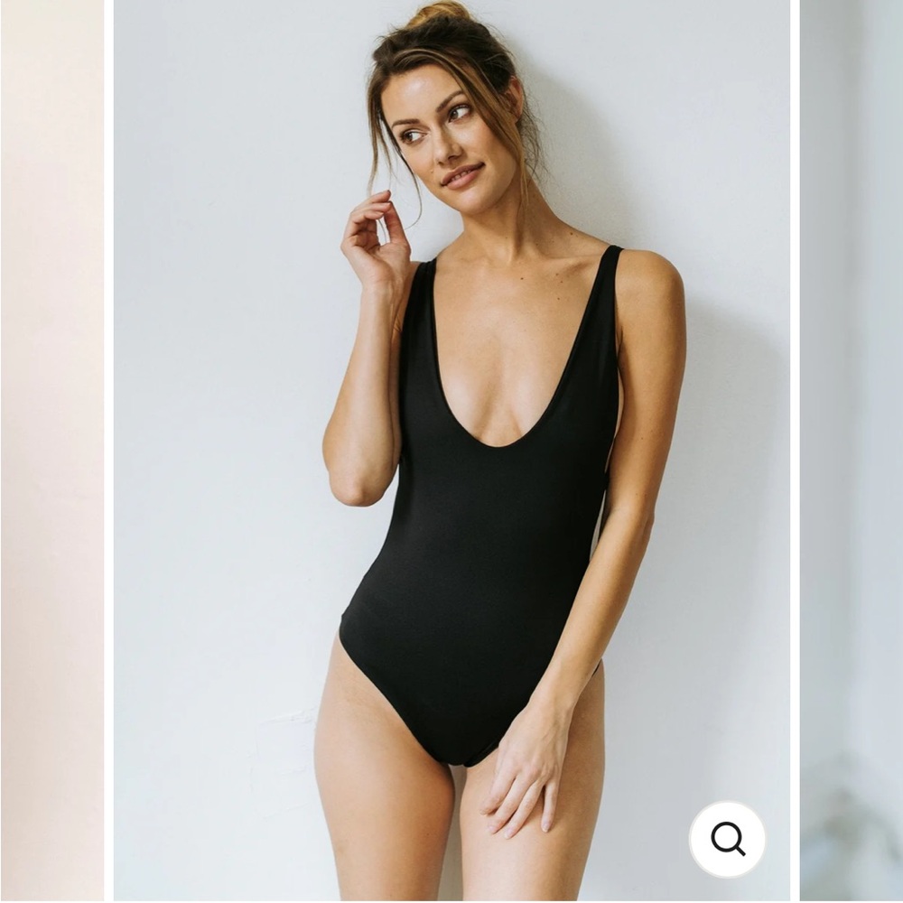 Londre Minimalist Black Swimsuit